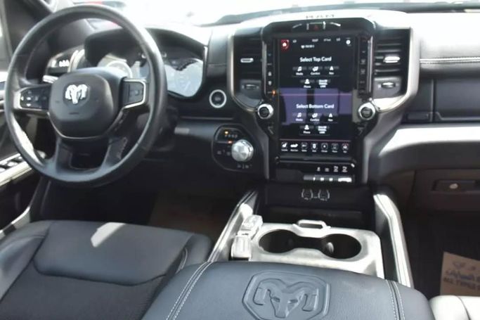 Подержанный RAM 1500 Crew Cab V, 3.6 л, 2021 в Шардже от Alfaris Used Cars Белый цвет. Other | AUTO.AE