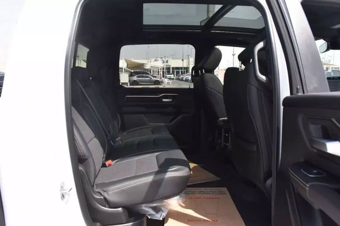 Подержанный RAM 1500 Crew Cab V, 3.6 л, 2021 в Шардже от Alfaris Used Cars Белый цвет. Other | AUTO.AE