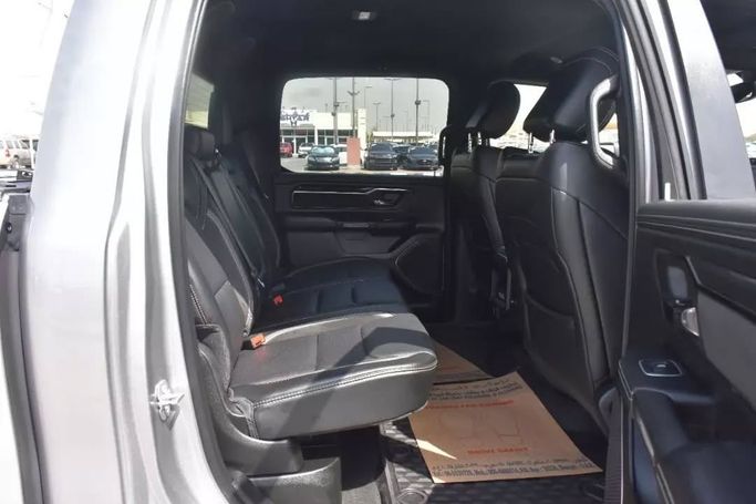 Подержанный RAM 1500 Crew Cab V, 3.6 л, 2022 в Шардже от Alfaris Used Cars Серебристый цвет. Other | AUTO.AE