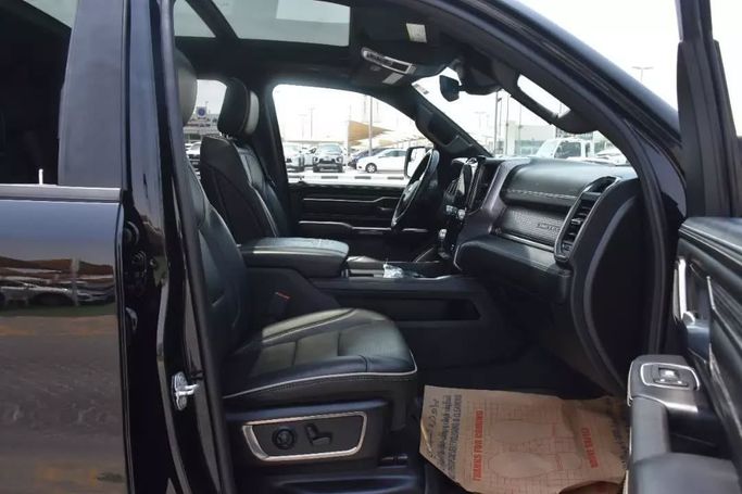 Подержанный RAM 1500 Crew Cab V, 3.6 л, 2020 в Шардже от Alfaris Used Cars Черный цвет. Other | AUTO.AE