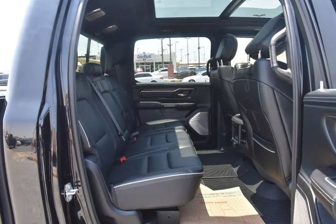 Подержанный RAM 1500 Crew Cab V, 3.6 л, 2021 в Шардже от Alfaris Used Cars Черный цвет. Other | AUTO.AE