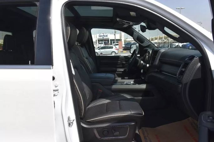 Подержанный RAM 1500 Crew Cab V, 3.6 л, 2022 в Шардже от Alfaris Used Cars Белый цвет. Other | AUTO.AE