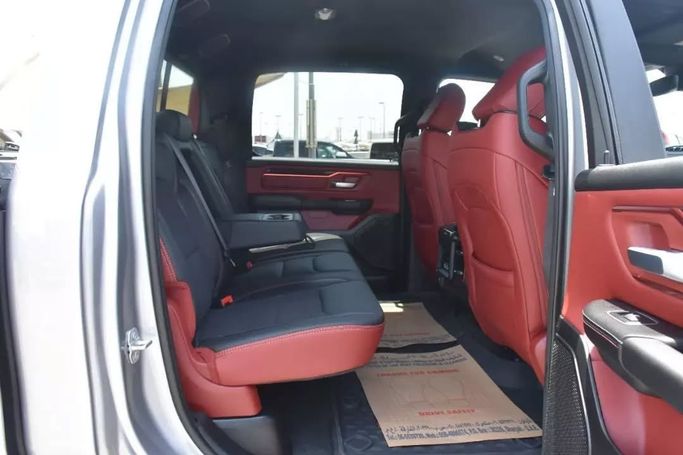 Подержанный RAM 1500 Crew Cab V, 3.6 л, 2022 в Шардже от Alfaris Used Cars Серебристый цвет. Other | AUTO.AE