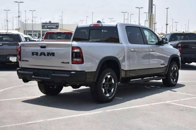 Подержанный RAM 1500 Crew Cab V, 3.6 л, 2022 в Шардже от Alfaris Used Cars Серебристый цвет. Other | AUTO.AE