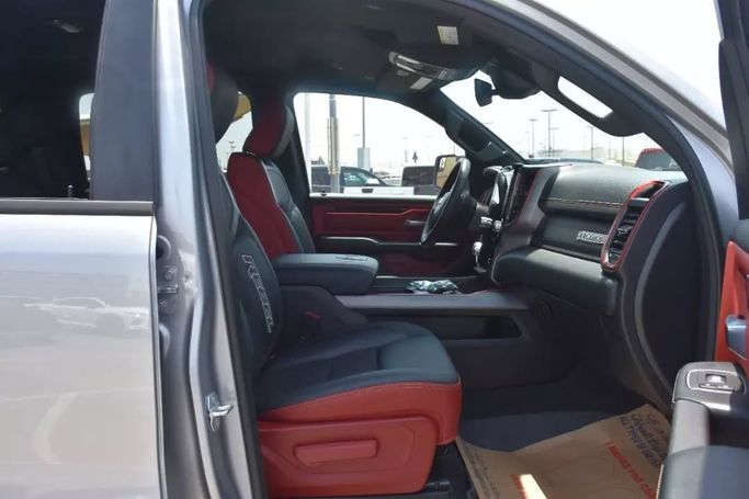 Подержанный RAM 1500 Crew Cab V, 3.6 л, 2022 в Шардже от Alfaris Used Cars Серебристый цвет. Other | AUTO.AE