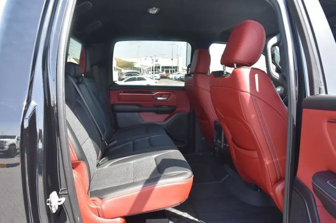 Подержанный RAM 1500 Crew Cab V, 3.6 л, 2022 в Шардже от Alfaris Used Cars Черный цвет. Other | AUTO.AE