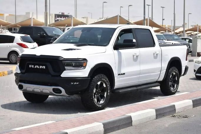 Подержанный RAM 1500 Crew Cab V, 3.6 л, 2022 в Шардже от Alfaris Used Cars Белый цвет. Other | AUTO.AE