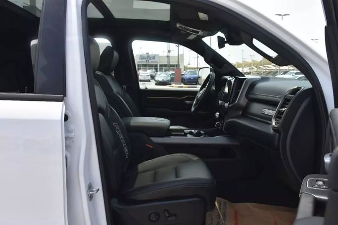 Подержанный RAM 1500 Crew Cab V, 3.6 л, 2022 в Шардже от Alfaris Used Cars Белый цвет. Other | AUTO.AE