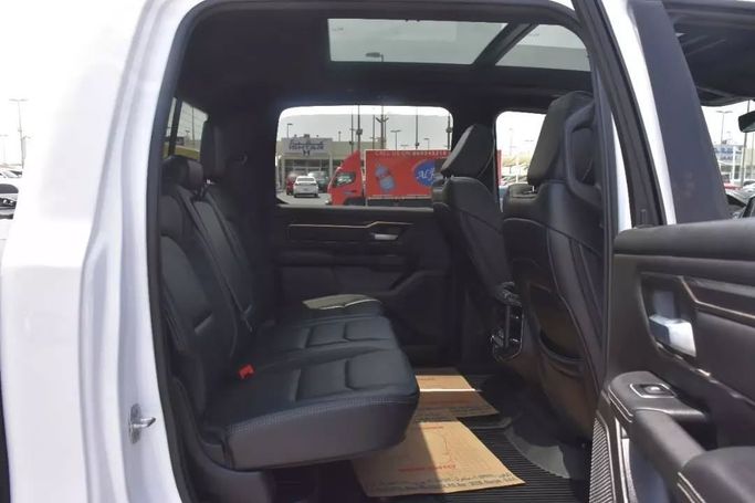 Подержанный RAM 1500 Crew Cab V, 3.6 л, 2022 в Шардже от Alfaris Used Cars Белый цвет. Other | AUTO.AE