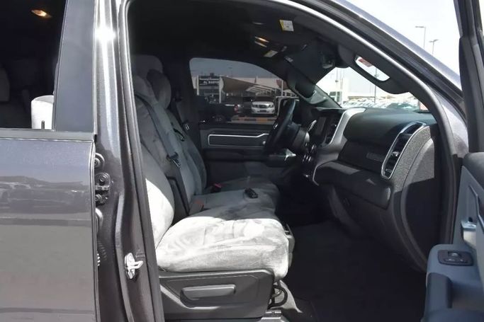 Подержанный RAM 1500 Crew Cab V, 3.6 л, 2022 в Шардже от Alfaris Used Cars Серый цвет. Other | AUTO.AE