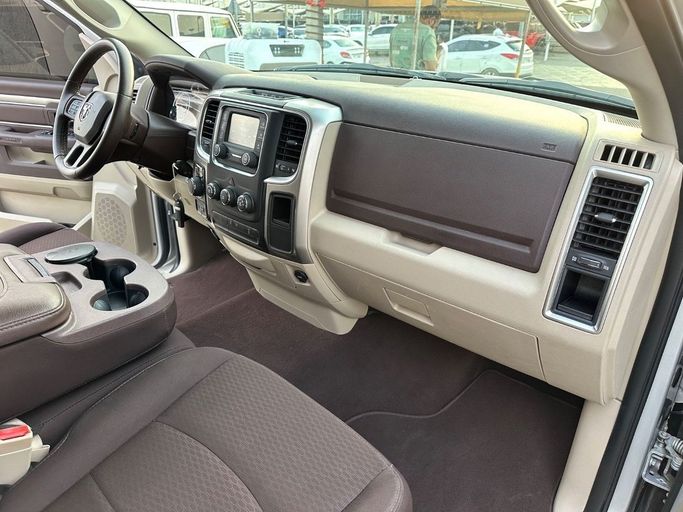 Подержанный RAM 1500 IV (DS/DJ), 5.7 л, 2018 в Шардже от Titanium Used Cars Серебристый цвет. GCC | AUTO.AE