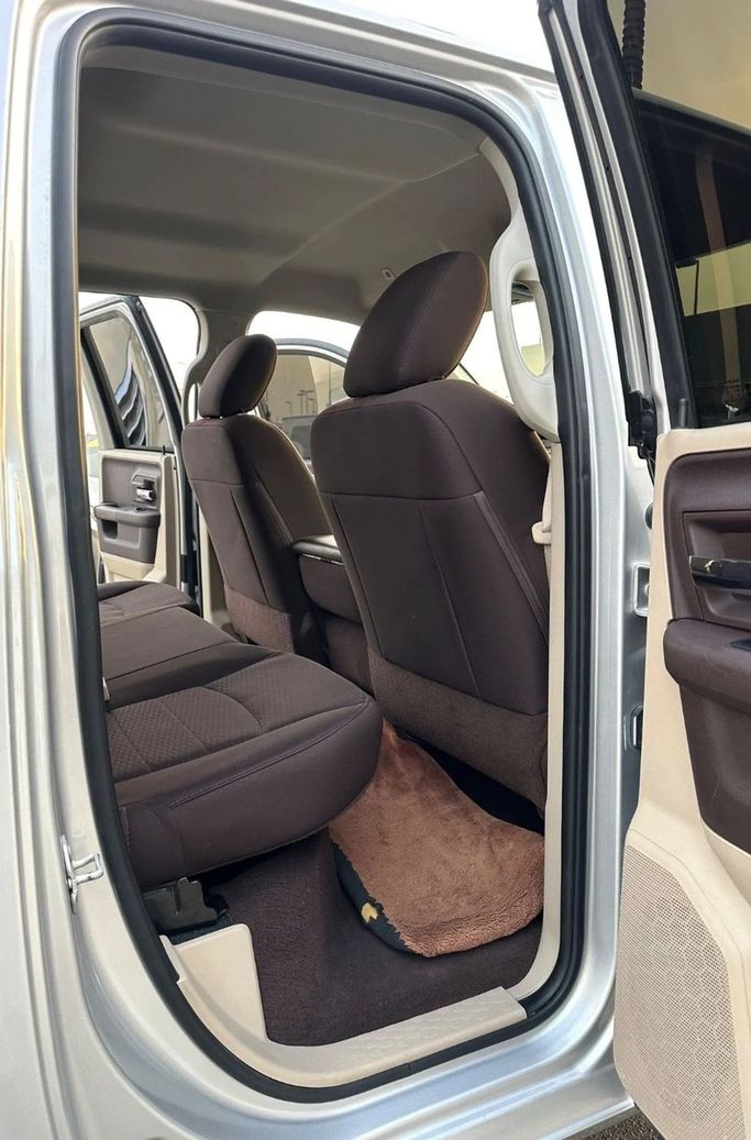 Подержанный RAM 1500 IV (DS/DJ), 5.7 л, 2018 в Шардже от Titanium Used Cars Серебристый цвет. GCC | AUTO.AE