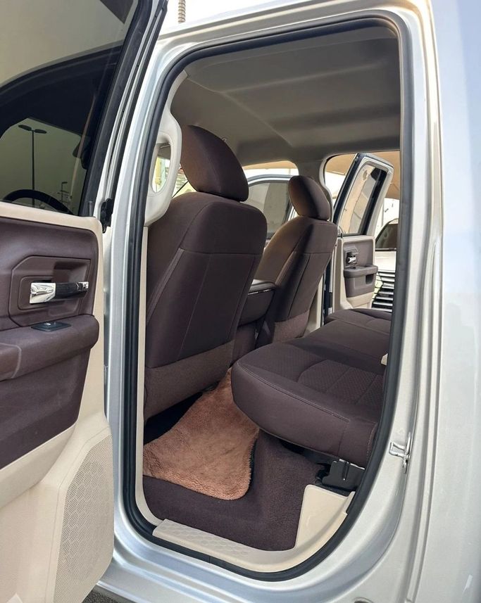 Подержанный RAM 1500 IV (DS/DJ), 5.7 л, 2018 в Шардже от Titanium Used Cars Серебристый цвет. GCC | AUTO.AE