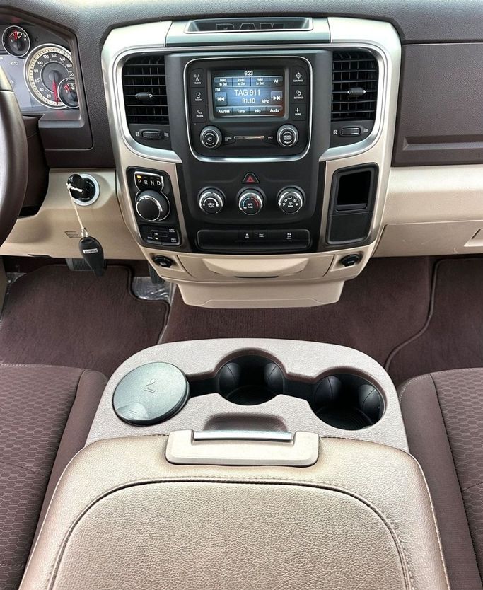 Подержанный RAM 1500 IV (DS/DJ), 5.7 л, 2018 в Шардже от Titanium Used Cars Серебристый цвет. GCC | AUTO.AE