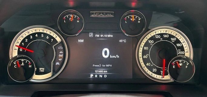 Подержанный RAM 1500 IV (DS/DJ), 5.7 л, 2018 в Шардже от Titanium Used Cars Серебристый цвет. GCC | AUTO.AE