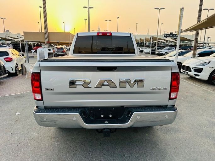 Подержанный RAM 1500 IV (DS/DJ), 5.7 л, 2018 в Шардже от Titanium Used Cars Серебристый цвет. GCC | AUTO.AE