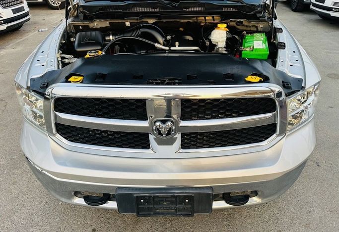 Подержанный RAM 1500 IV (DS/DJ), 5.7 л, 2018 в Шардже от Titanium Used Cars Серебристый цвет. GCC | AUTO.AE