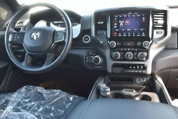 Подержанный RAM 1500 Crew Cab V, 3.6 л, 2021 в Шардже от Alfaris Used Cars Красный цвет. Other | AUTO.AE