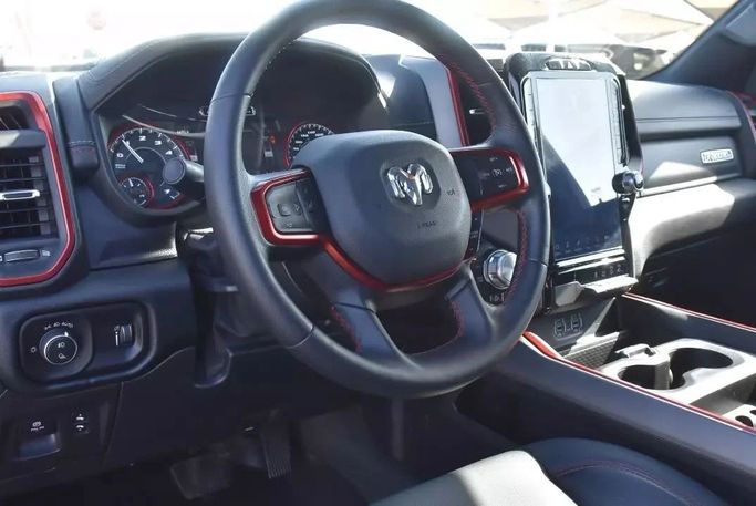 Подержанный RAM 1500 Crew Cab V, 3.6 л, 2022 в Шардже от Alfaris Used Cars Серый цвет. Other | AUTO.AE