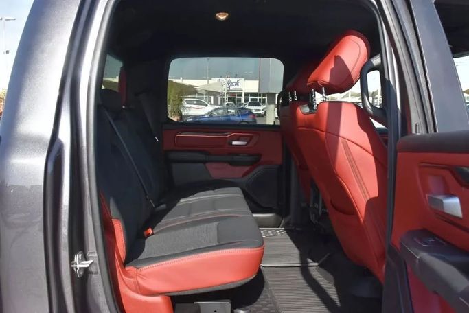 Подержанный RAM 1500 Crew Cab V, 3.6 л, 2022 в Шардже от Alfaris Used Cars Серый цвет. Other | AUTO.AE