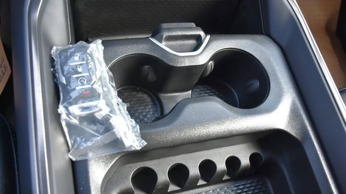 Подержанный RAM 1500 Crew Cab V, 3.6 л, 2022 в Шардже от Alfaris Used Cars Белый цвет. Other | AUTO.AE