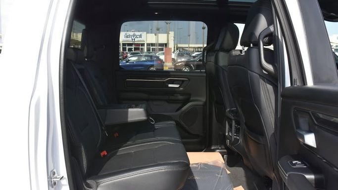 Подержанный RAM 1500 Crew Cab V, 3.6 л, 2022 в Шардже от Alfaris Used Cars Белый цвет. Other | AUTO.AE