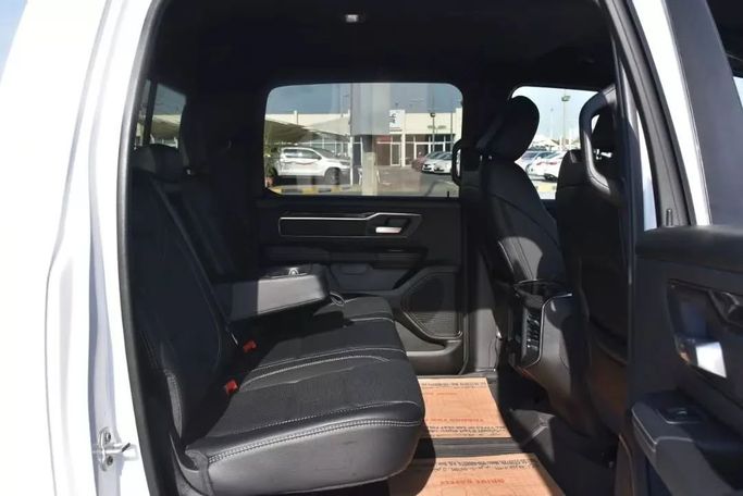 Подержанный RAM 1500 Crew Cab V, 3.6 л, 2022 в Шардже от Alfaris Used Cars Белый цвет. Other | AUTO.AE