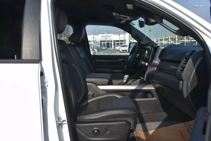 Подержанный RAM 1500 Crew Cab V, 3.6 л, 2022 в Шардже от Alfaris Used Cars Белый цвет. Other | AUTO.AE