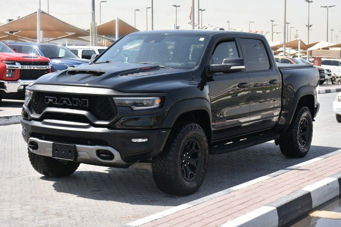 Подержанный RAM 1500 Crew Cab TRX V, 6.2 л, 2022 в Шардже от Alfaris Used Cars Черный цвет. Other | AUTO.AE