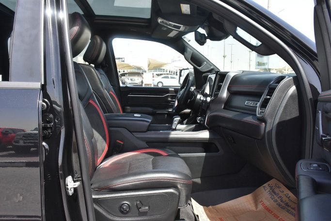 Подержанный RAM 1500 Crew Cab TRX V, 6.2 л, 2022 в Шардже от Alfaris Used Cars Черный цвет. Other | AUTO.AE