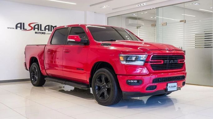Подержанный RAM 1500 V, 5.7 л, 2022 в Шардже от Alsalama Motors Красный цвет. Канадская | AUTO.AE