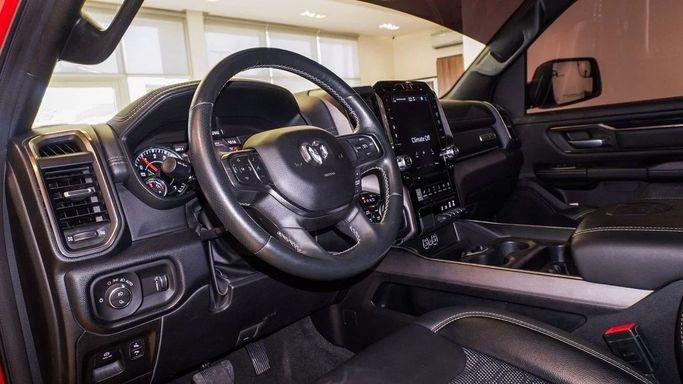 Подержанный RAM 1500 V, 5.7 л, 2022 в Шардже от Alsalama Motors Красный цвет. Канадская | AUTO.AE