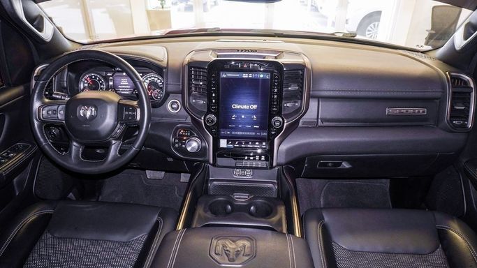 Подержанный RAM 1500 V, 5.7 л, 2022 в Шардже от Alsalama Motors Красный цвет. Канадская | AUTO.AE