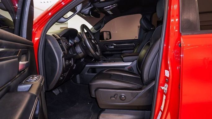 Подержанный RAM 1500 V, 5.7 л, 2022 в Шардже от Alsalama Motors Красный цвет. Канадская | AUTO.AE