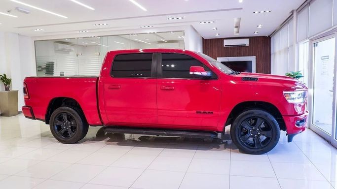 Подержанный RAM 1500 V, 5.7 л, 2022 в Шардже от Alsalama Motors Красный цвет. Канадская | AUTO.AE