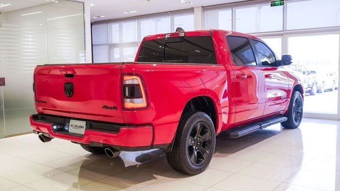 Подержанный RAM 1500 V, 5.7 л, 2022 в Шардже от Alsalama Motors Красный цвет. Канадская | AUTO.AE