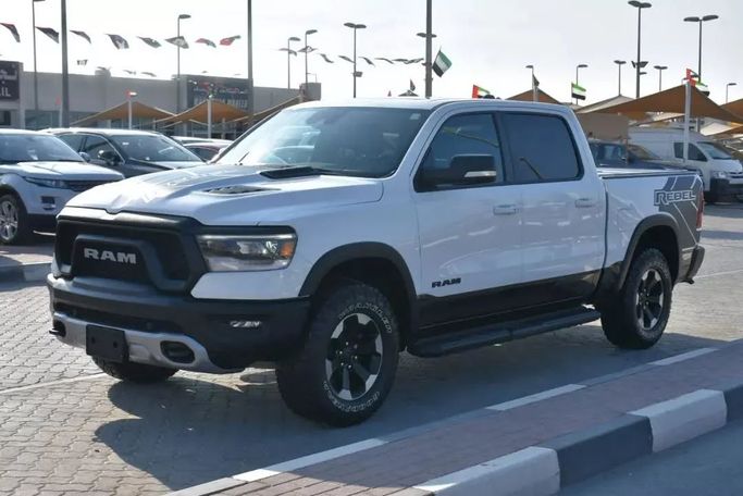 Подержанный RAM 1500 Crew Cab V, 3.6 л, 2022 в Шардже от Alfaris Used Cars Белый цвет. Other | AUTO.AE