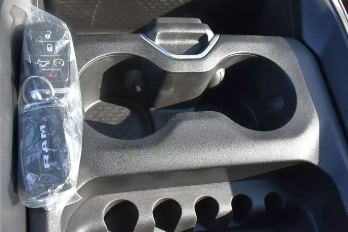 Подержанный RAM 1500 Crew Cab V, 3.6 л, 2022 в Шардже от Alfaris Used Cars Белый цвет. Other | AUTO.AE