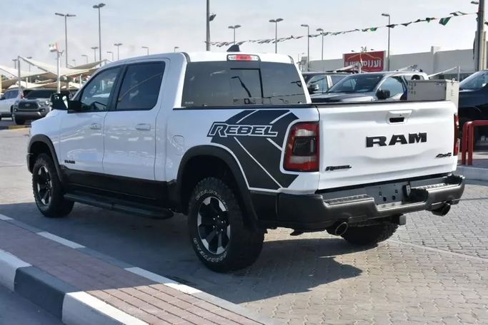 Подержанный RAM 1500 Crew Cab V, 3.6 л, 2022 в Шардже от Alfaris Used Cars Белый цвет. Other | AUTO.AE