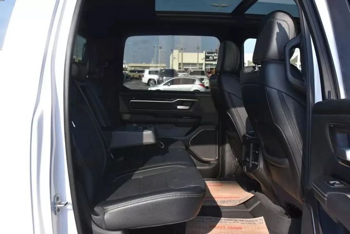 Подержанный RAM 1500 Crew Cab V, 3.6 л, 2022 в Шардже от Alfaris Used Cars Белый цвет. Other | AUTO.AE