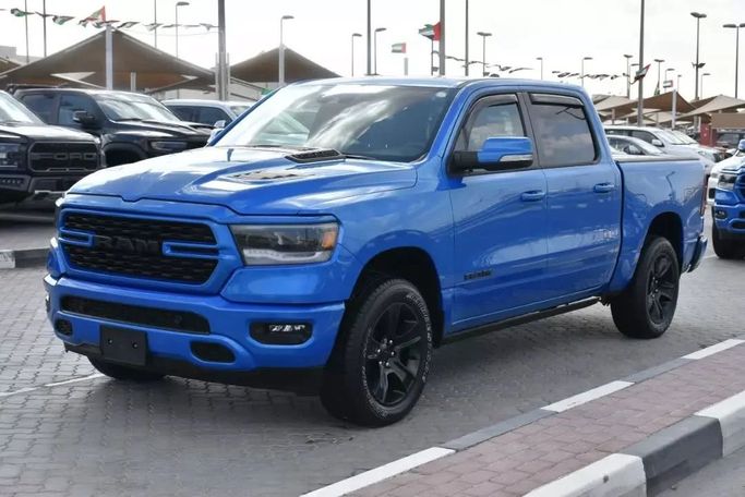 Подержанный RAM 1500 V, 5.7 л, 2021 в Шардже от Alfaris Used Cars Синий цвет. Other | AUTO.AE