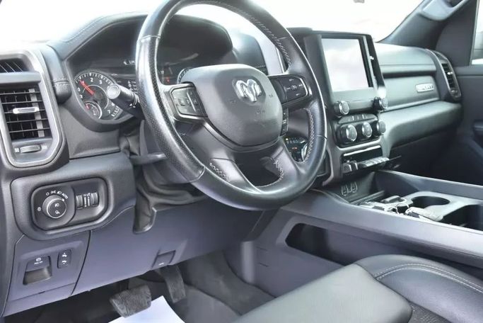 Подержанный RAM 1500 V, 5.7 л, 2021 в Шардже от Alfaris Used Cars Синий цвет. Other | AUTO.AE