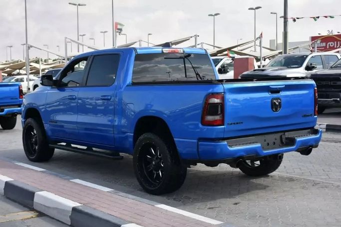 Подержанный RAM 1500 V, 5.7 л, 2021 в Шардже от Alfaris Used Cars Синий цвет. Other | AUTO.AE