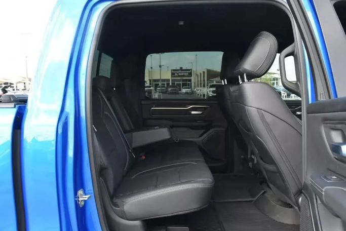 Подержанный RAM 1500 V, 5.7 л, 2021 в Шардже от Alfaris Used Cars Синий цвет. Other | AUTO.AE