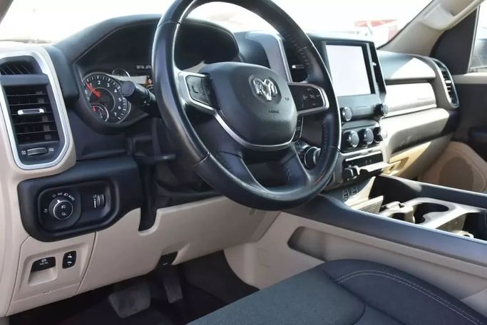 Подержанный RAM 1500 Crew Cab V, 3.6 л, 2020 в Шардже от Alfaris Used Cars Синий цвет. Other | AUTO.AE