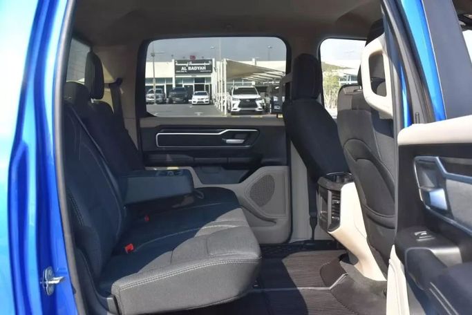 Подержанный RAM 1500 Crew Cab V, 3.6 л, 2020 в Шардже от Alfaris Used Cars Синий цвет. Other | AUTO.AE