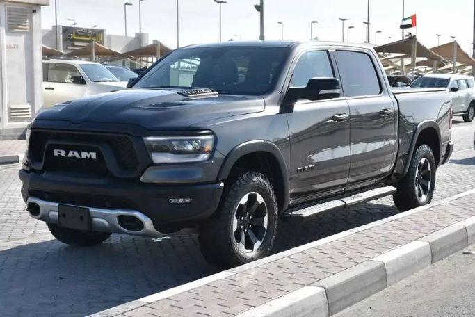 Подержанный RAM 1500 Crew Cab V, 3.6 л, 2022 в Шардже от Alfaris Used Cars Серый цвет. Other | AUTO.AE