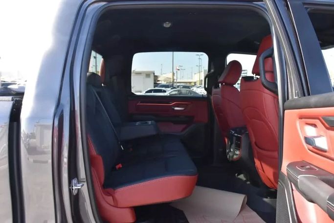 Подержанный RAM 1500 Crew Cab V, 3.6 л, 2022 в Шардже от Alfaris Used Cars Серый цвет. Other | AUTO.AE