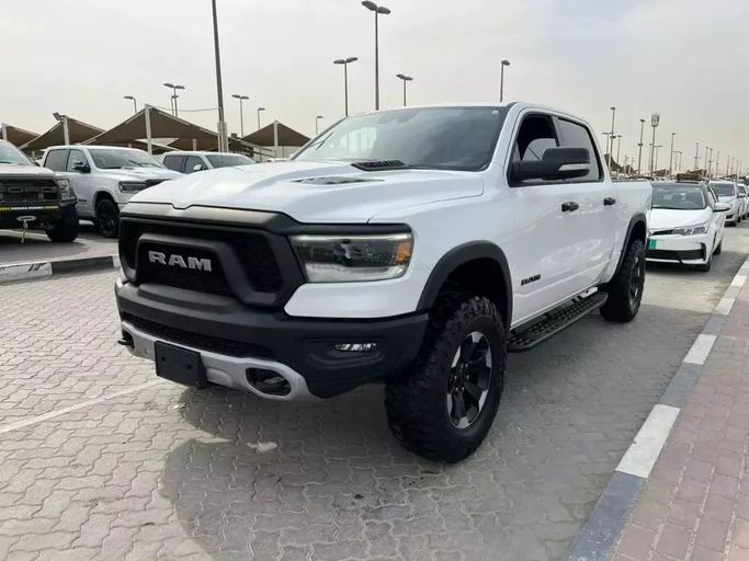 Подержанный RAM 1500 Crew Cab V, 3.6 л, 2022 в Шардже от Alfaris Used Cars Белый цвет. Other | AUTO.AE