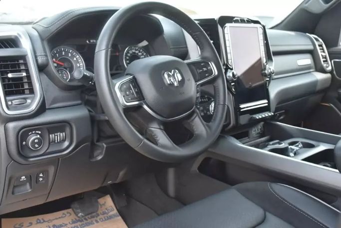 Подержанный RAM 1500 Crew Cab V, 3.6 л, 2022 в Шардже от Alfaris Used Cars Белый цвет. Other | AUTO.AE